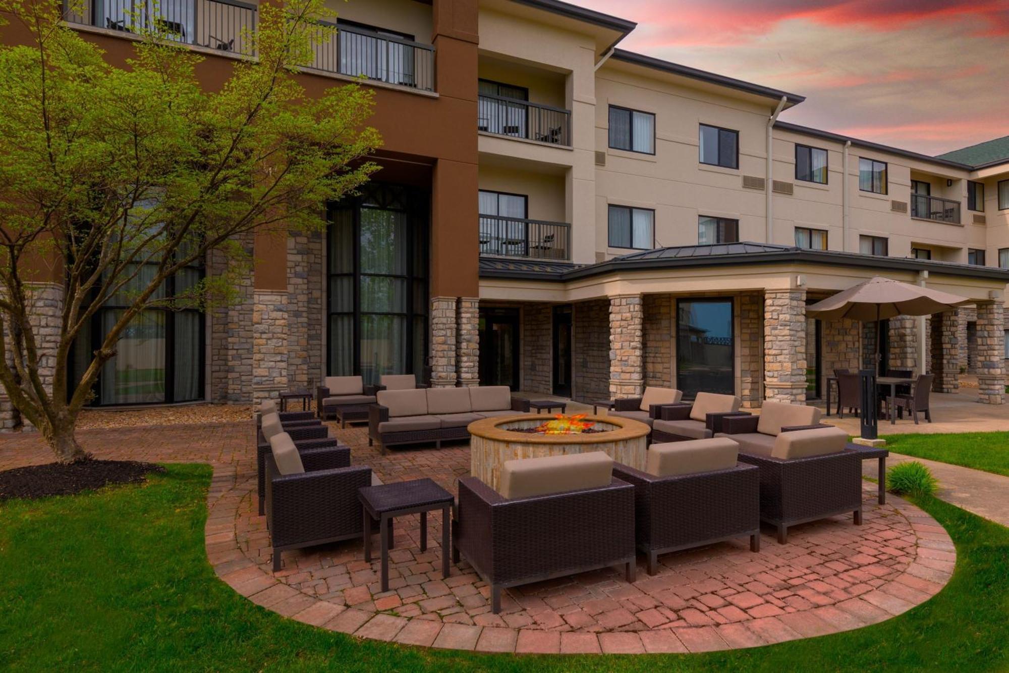 Courtyard By Marriott Springfield Airport Hotel Exterior foto