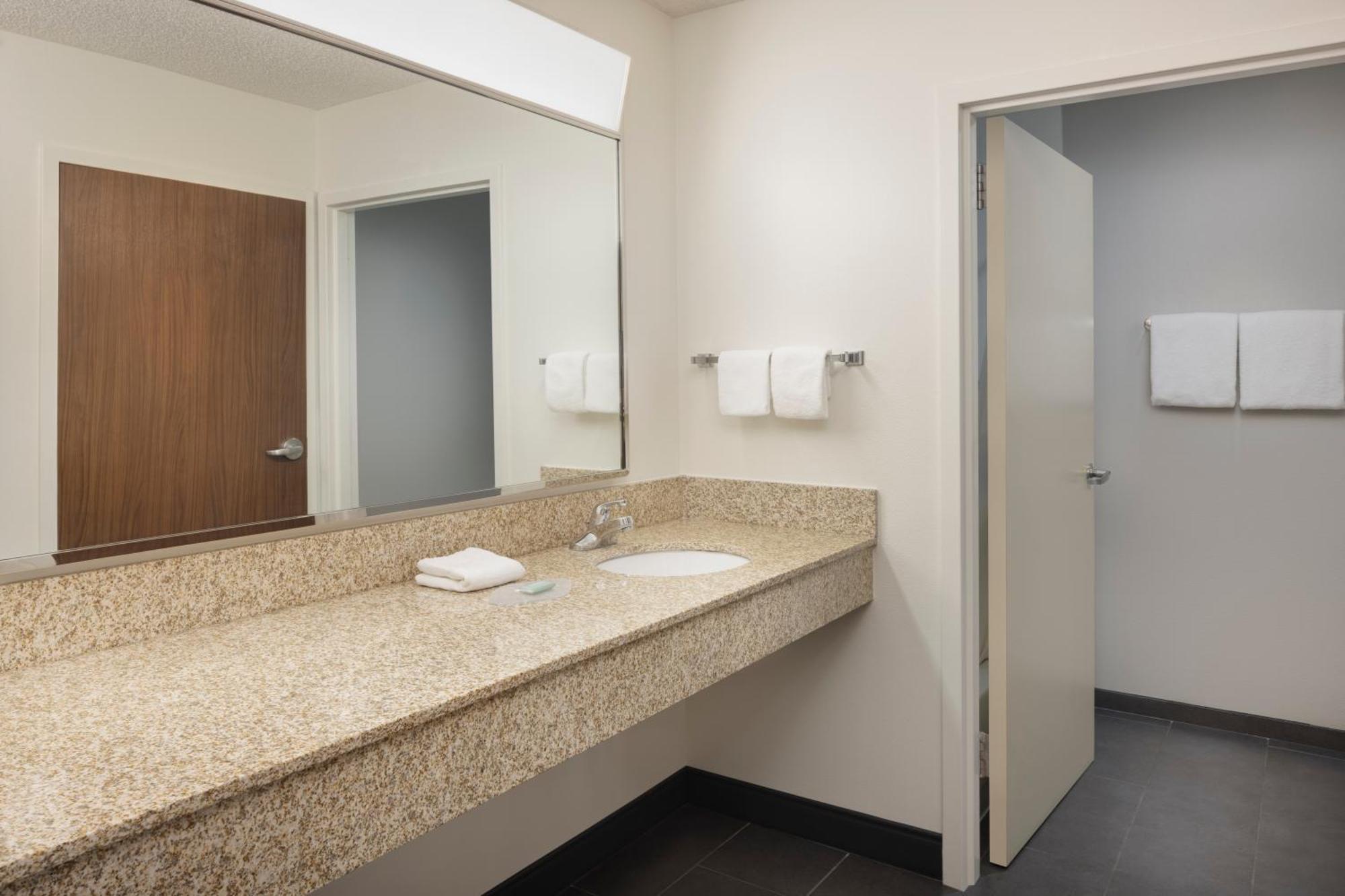 Courtyard By Marriott Springfield Airport Hotel Exterior foto
