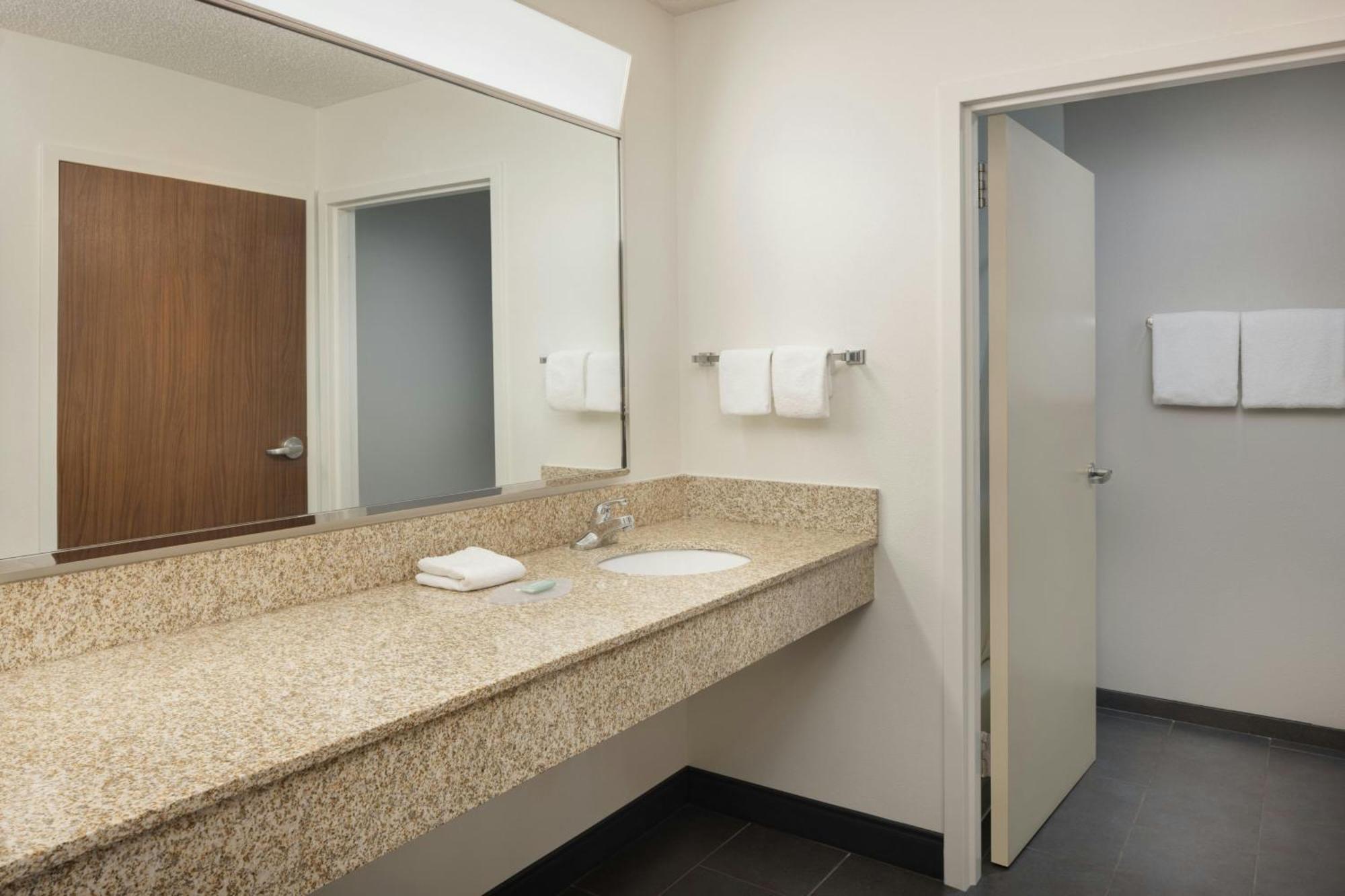 Courtyard By Marriott Springfield Airport Hotel Exterior foto